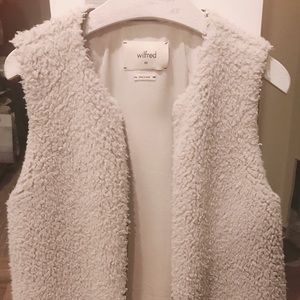 Aritzia Wilfred ‘Chatou’ Sherpa vest in ivory